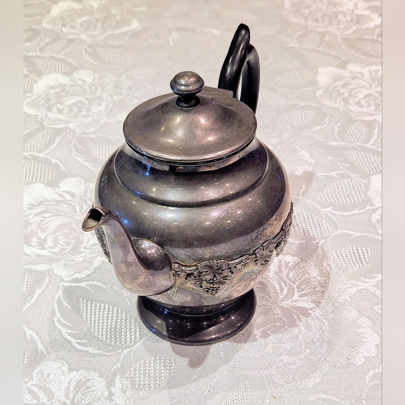 W. Rogers Grape & Vine pattern #1047 silver plated tea pot. W/ bakelite handle - Picture 4 of 12